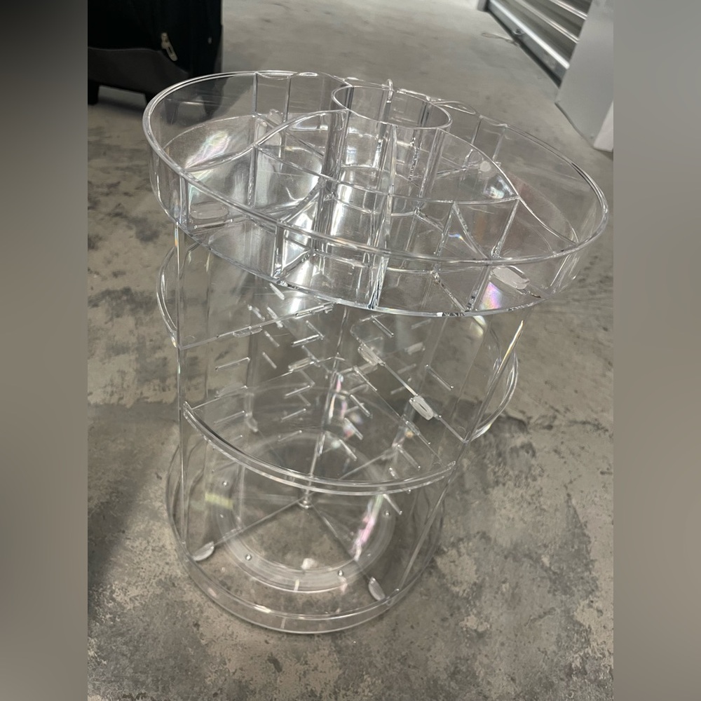 Makeup storage spinner